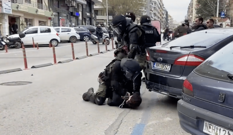 Θεσσαλονίκη: Σοκαριστικό βίντεο με επίθεση άνδρα των ΜΑΤ σε διαδηλωτή – «Άστον, είναι παιδί»